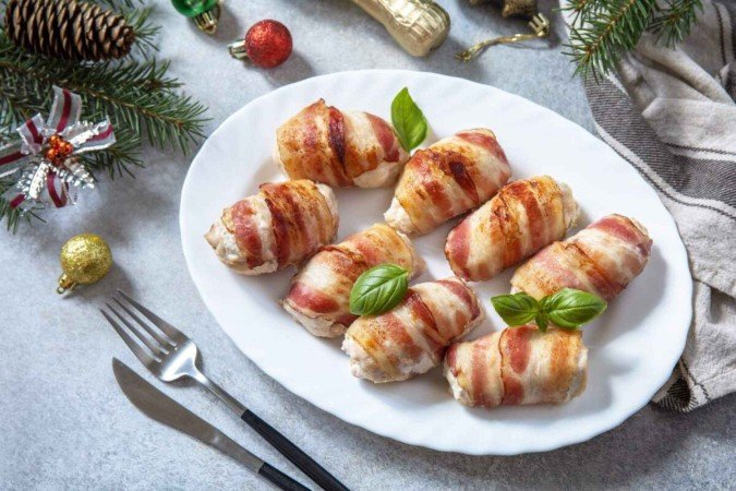 Enroladinho de frango com bacon e ricota (Imagem: Elena Hramova | Shutterstock) - (crédito: EdiCase) Enroladinho de frango com bacon e ricota (Imagem: Elena Hramova | Shutterstock) - (crédito: EdiCase)