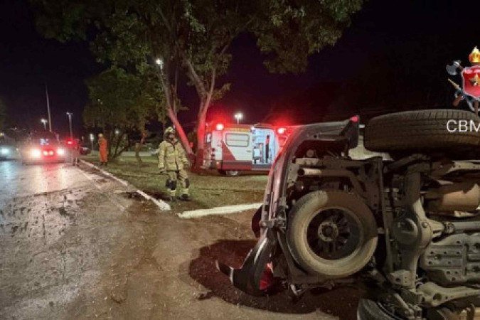 O acidente foi registrado por volta das 21h57, na L2 Sul, próximo ao Setor de Autarquias Sul, Quadra 3 -  (crédito: Divulgação/CBMDF)
