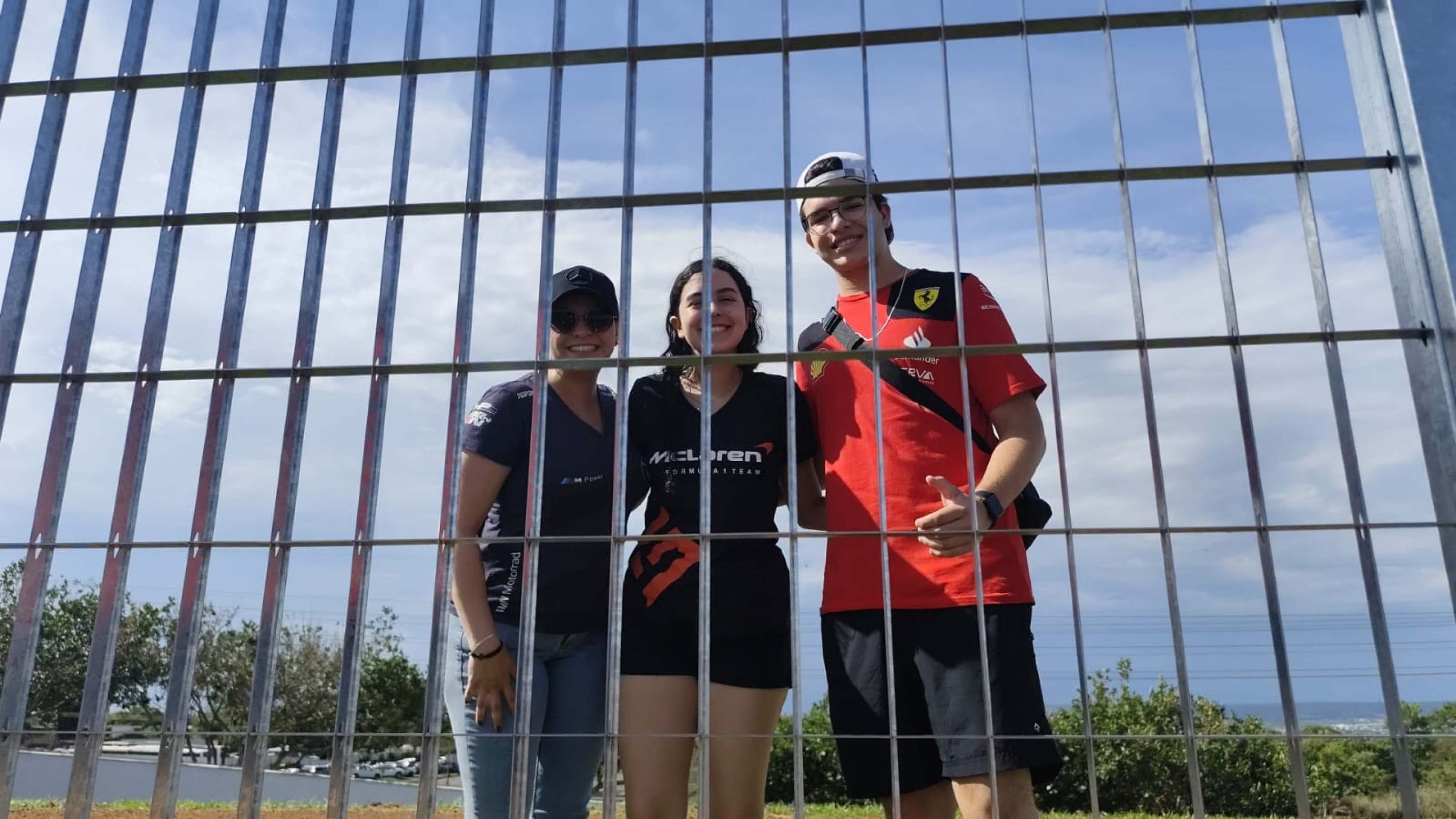 Beatriz Quaresma (C) acompanha de perto pela primeira vez um torneio automobilístico 