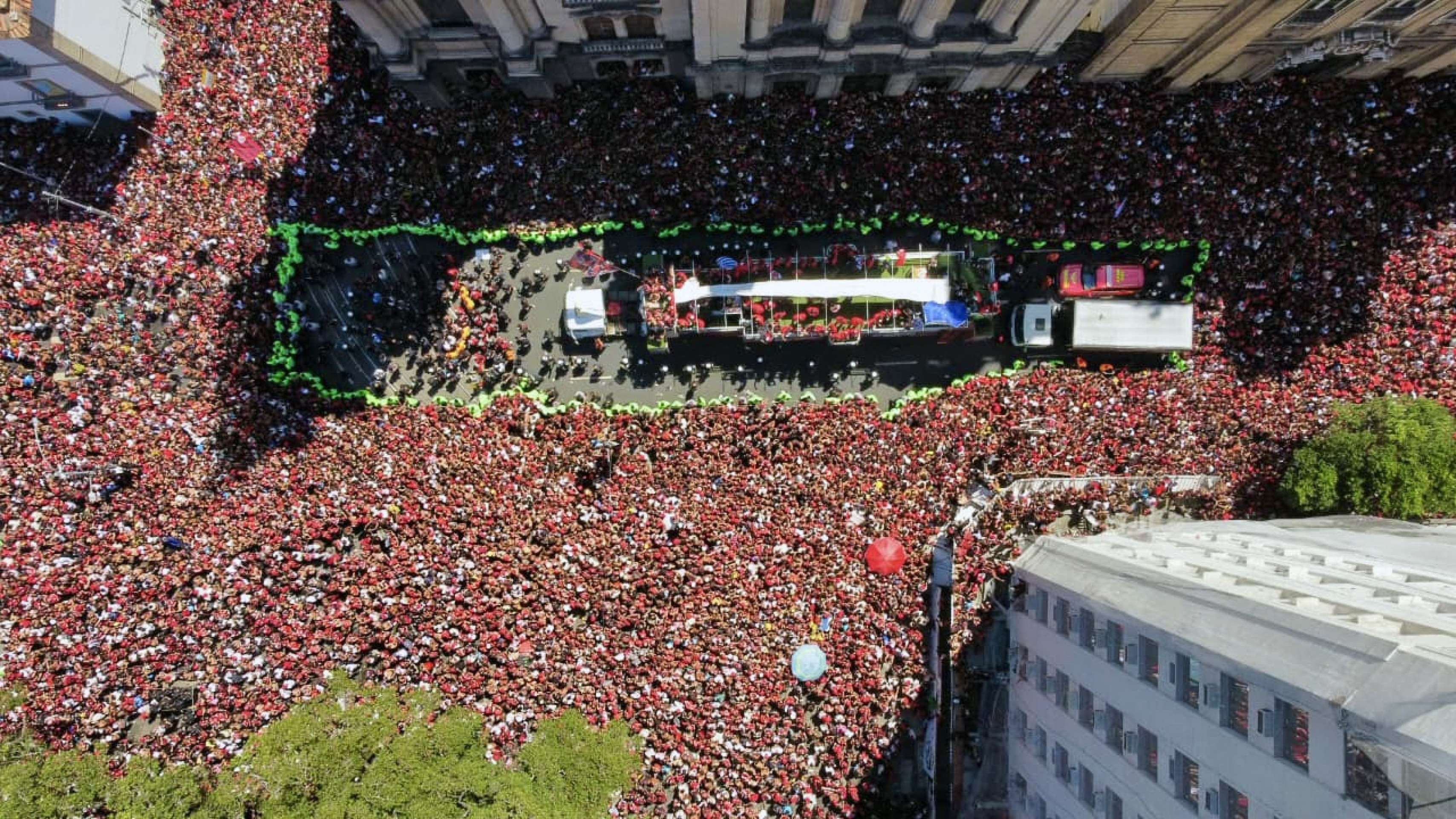Festa do tetra da Libertadores do Flamengo reuni multidão no centro do Rio       