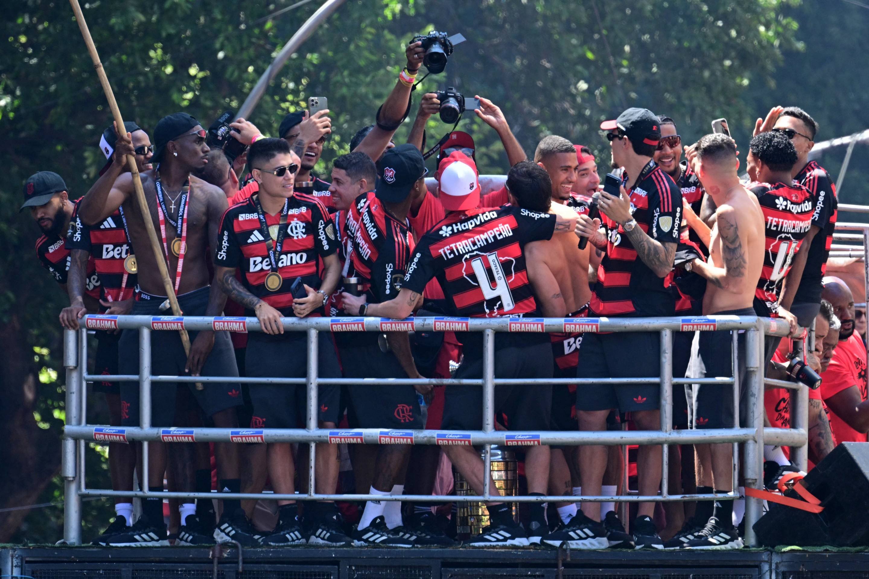 Festa do tetra da Libertadores do Flamengo reuni multidão no centro do Rio       