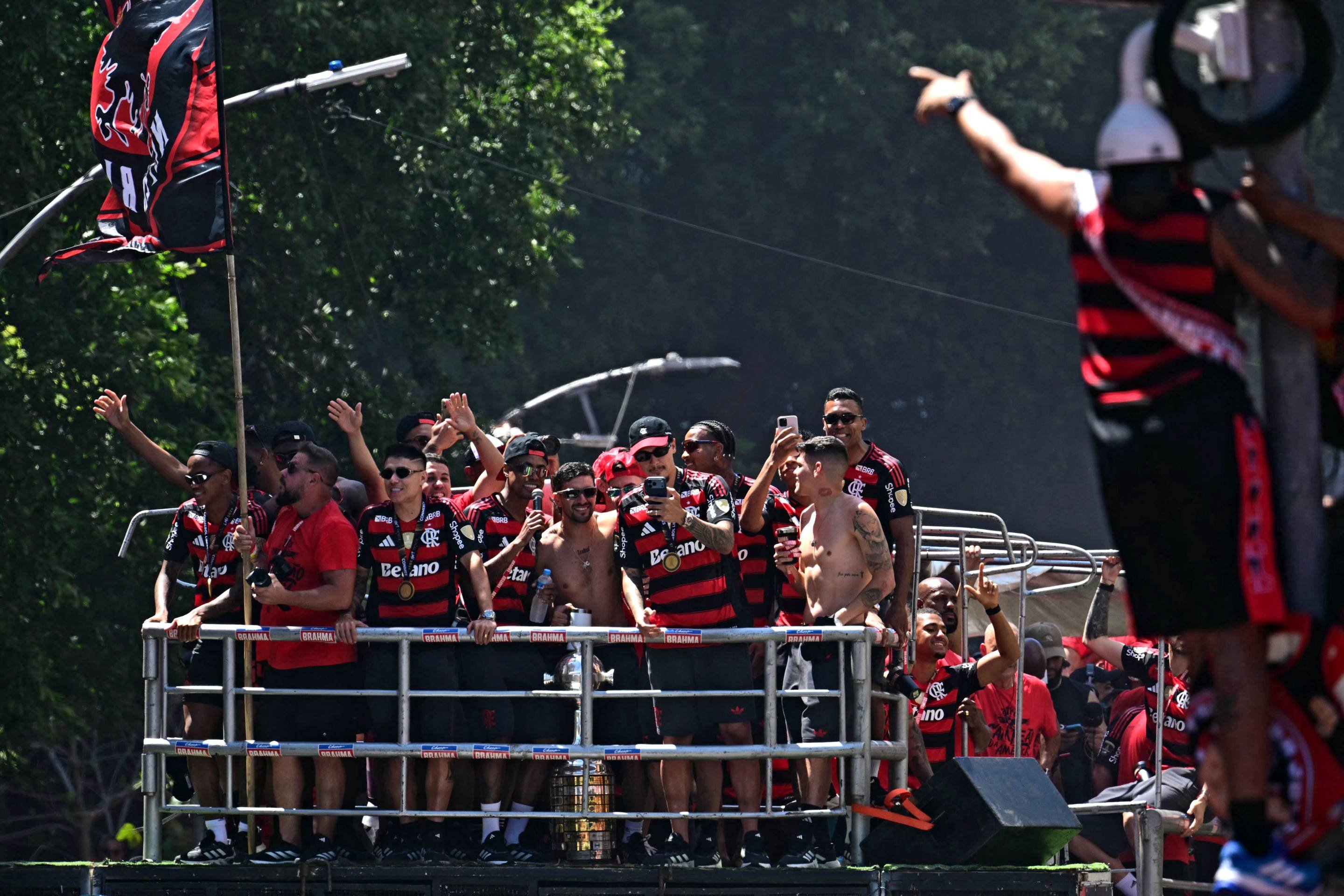 Festa do tetra da Libertadores do Flamengo reuni multidão no centro do Rio       