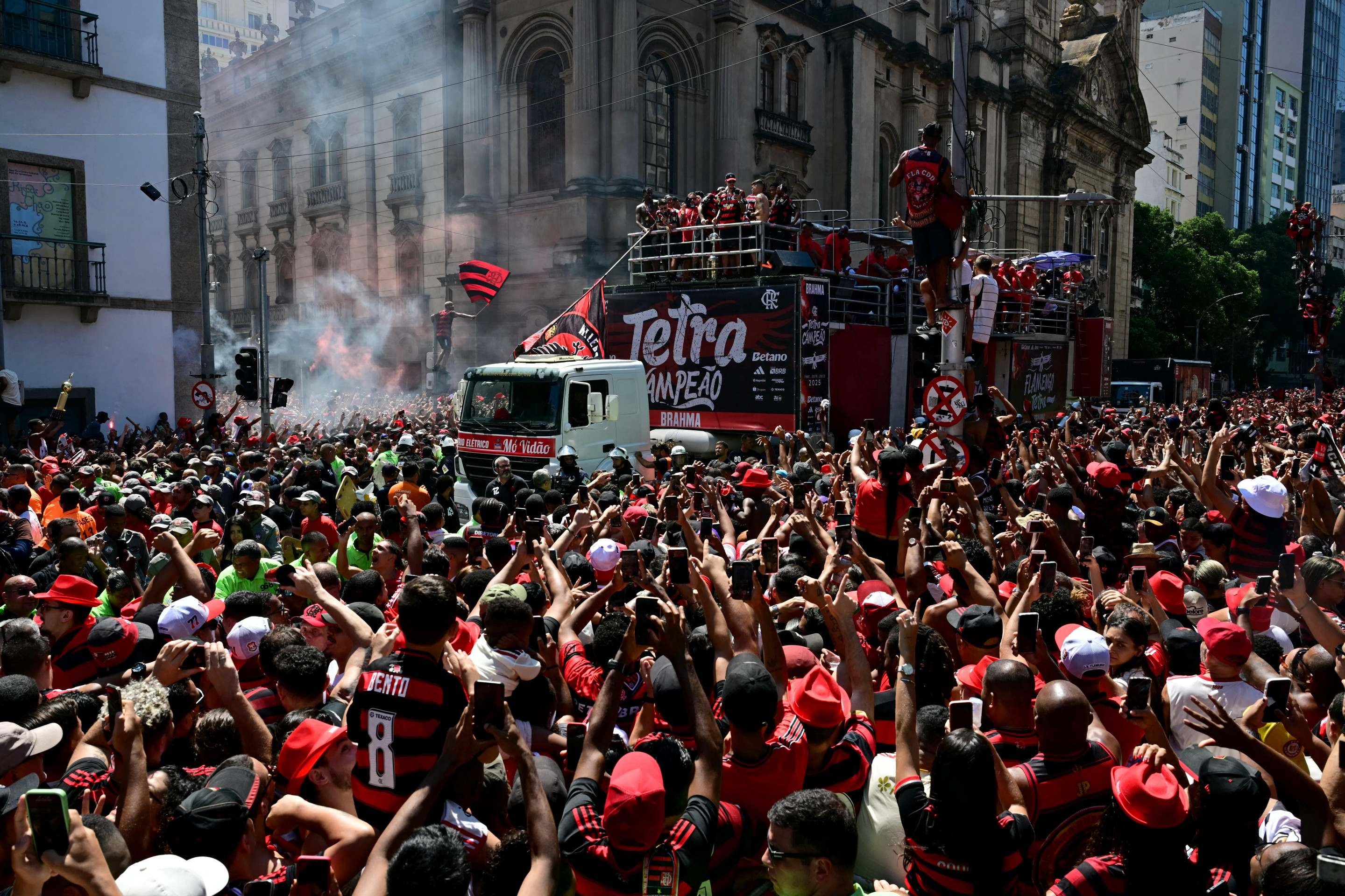 Festa do tetra da Libertadores do Flamengo reuni multidão no centro do Rio 
      