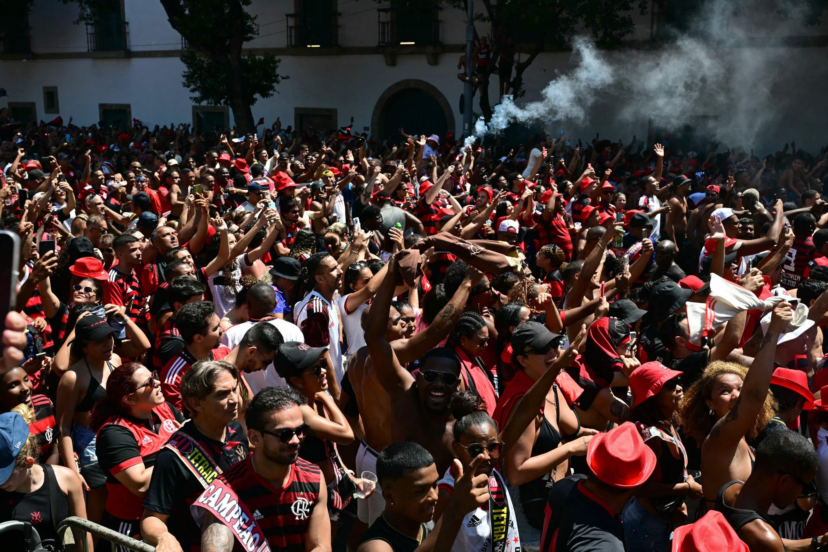 Festa do tetra da Libertadores do Flamengo reuni multidão no centro do Rio       