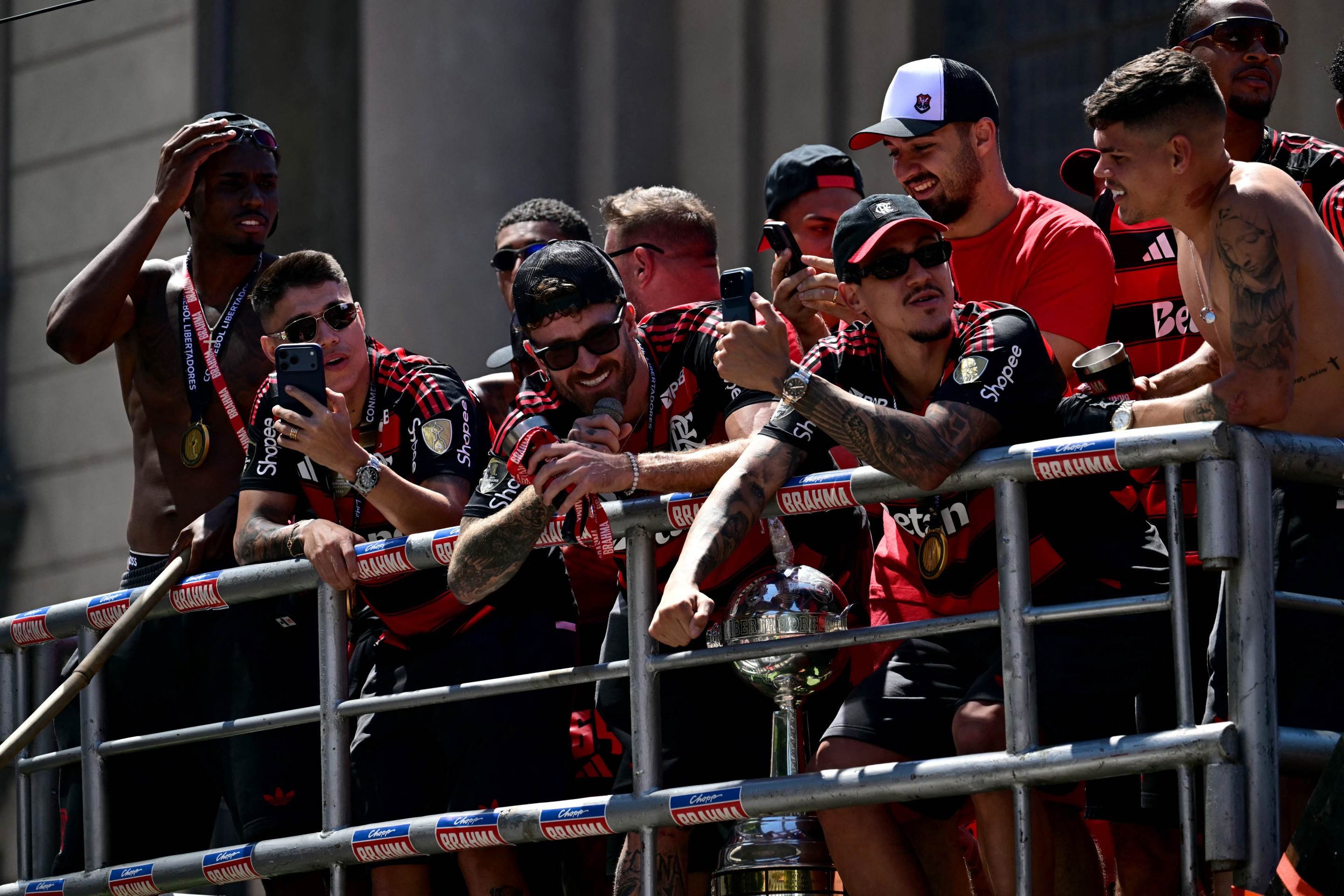 Festa do tetra da Libertadores do Flamengo reuni multidão no centro do Rio       