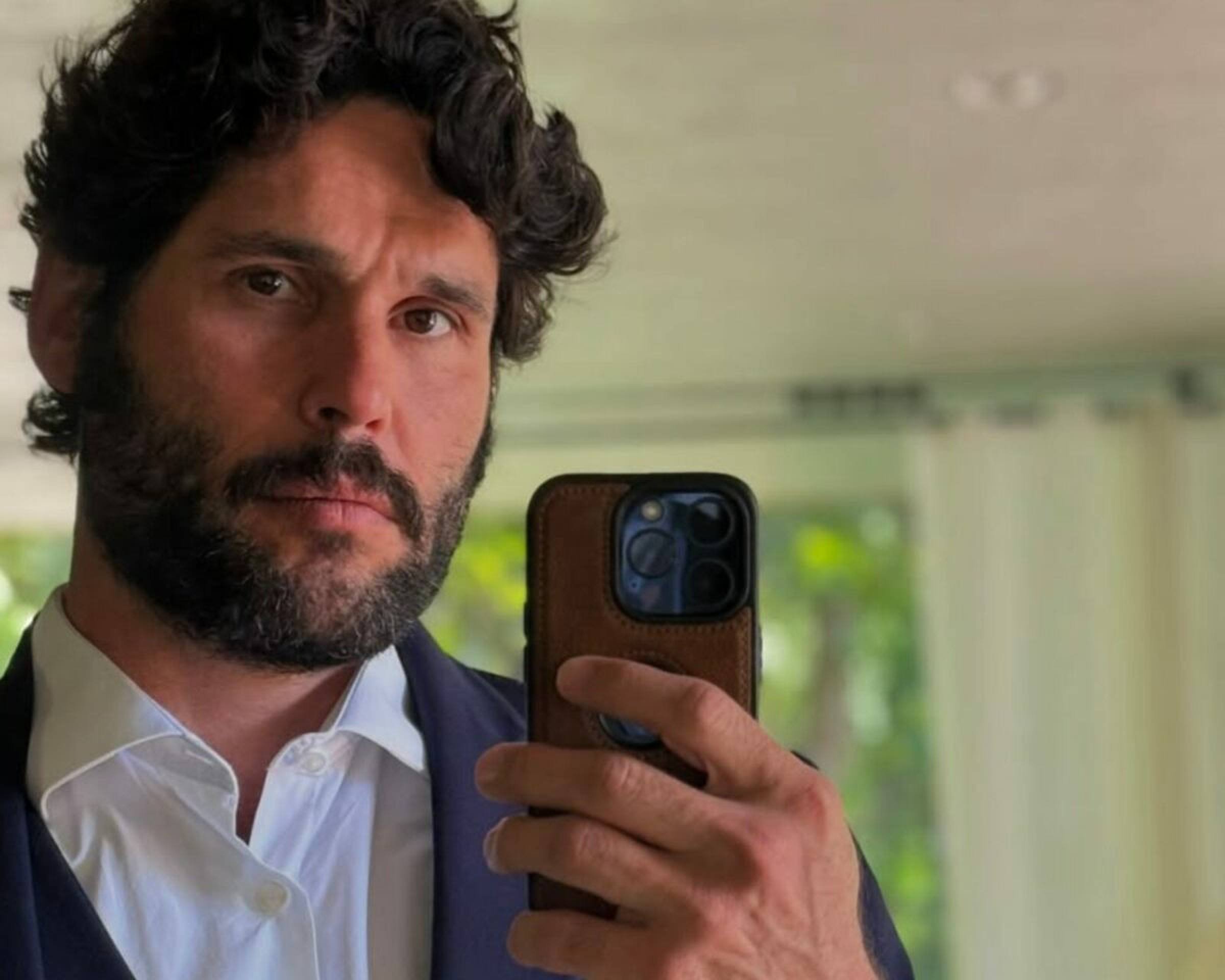 Dudu Azevedo toma banho de cachoeira e exibe abdômen sarado