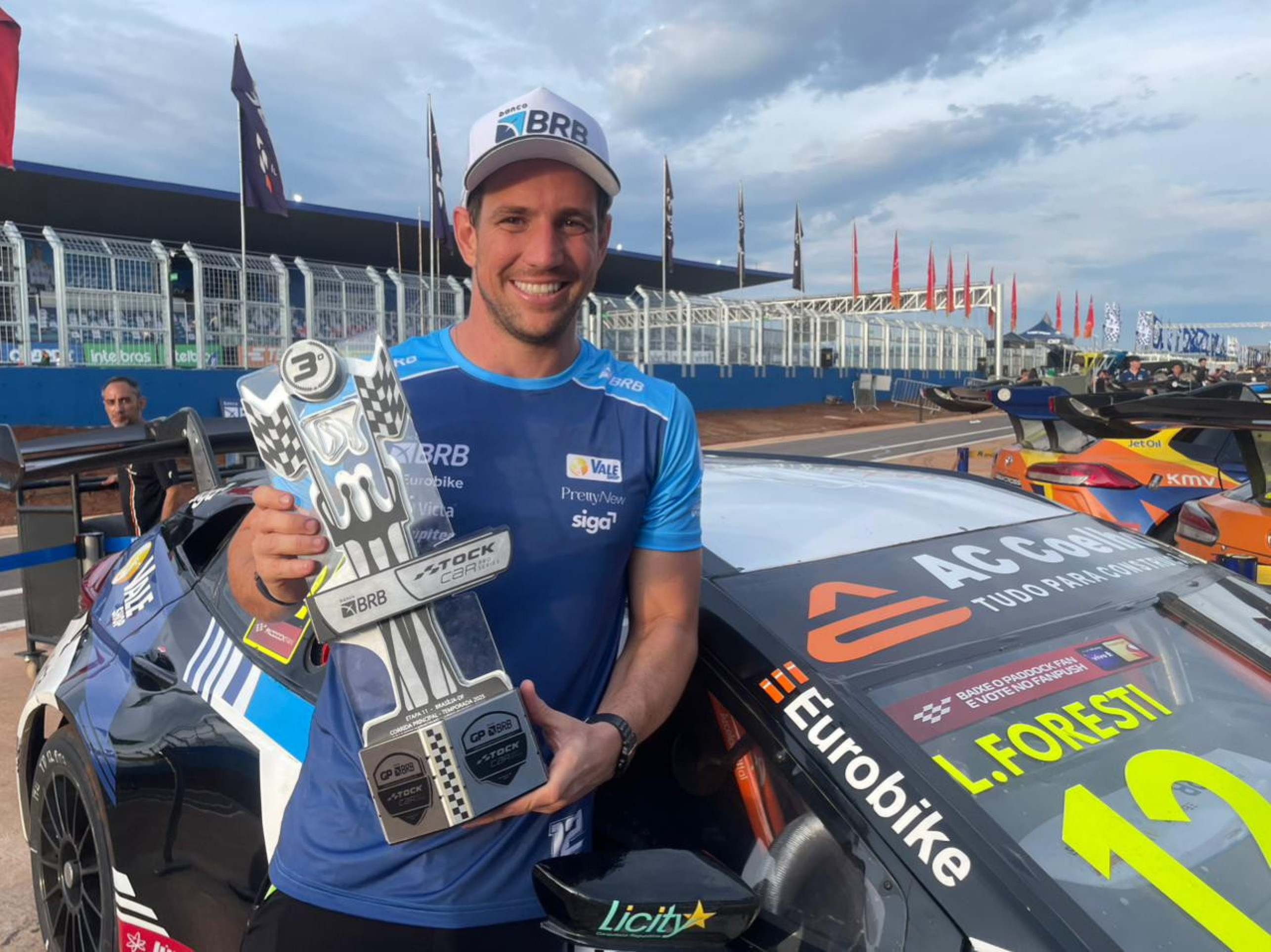 Lucas Foresti celebra o terceiro lugar na etapa Brasília na Stock Car