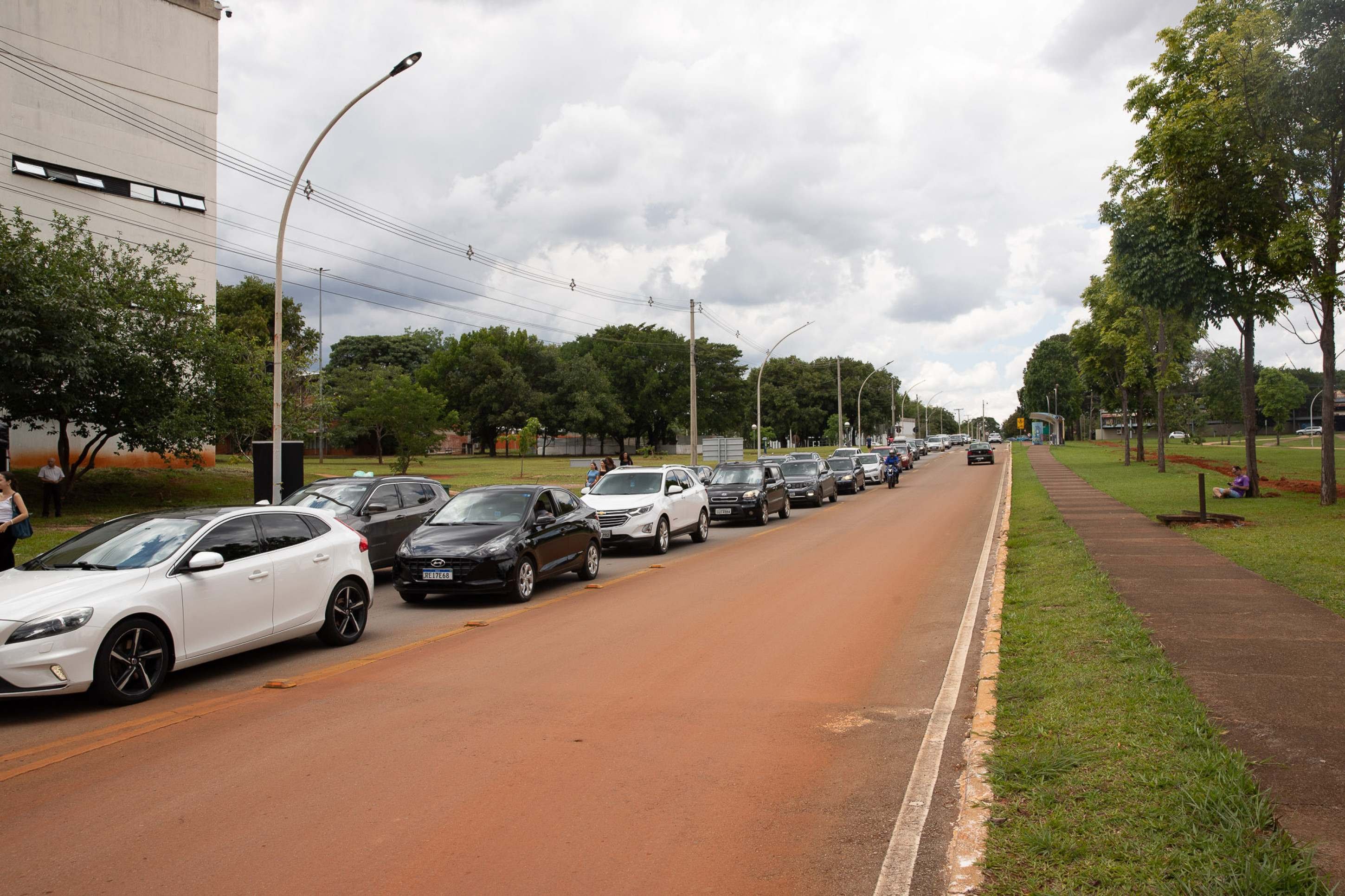 Filas de carros se formou ao lado do pr&eacute;dio onde a prova foi aplicada