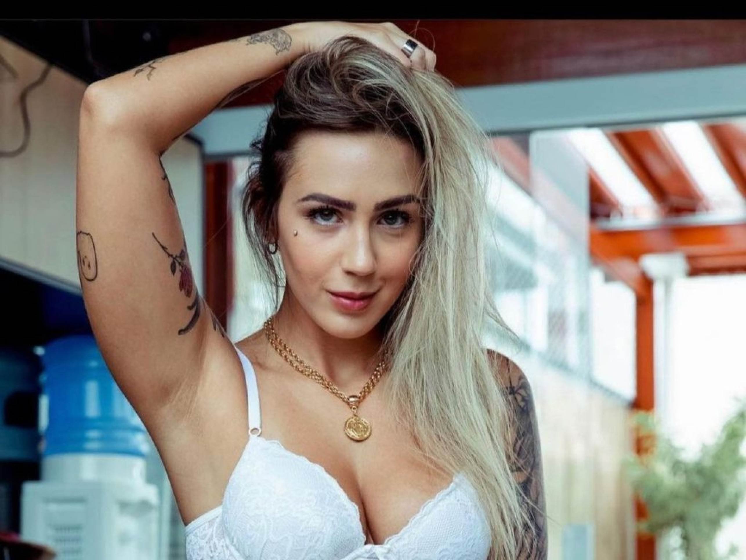 Musa do Palmeiras esquece o vice na Libertas e exibe marquinhas atrevidas