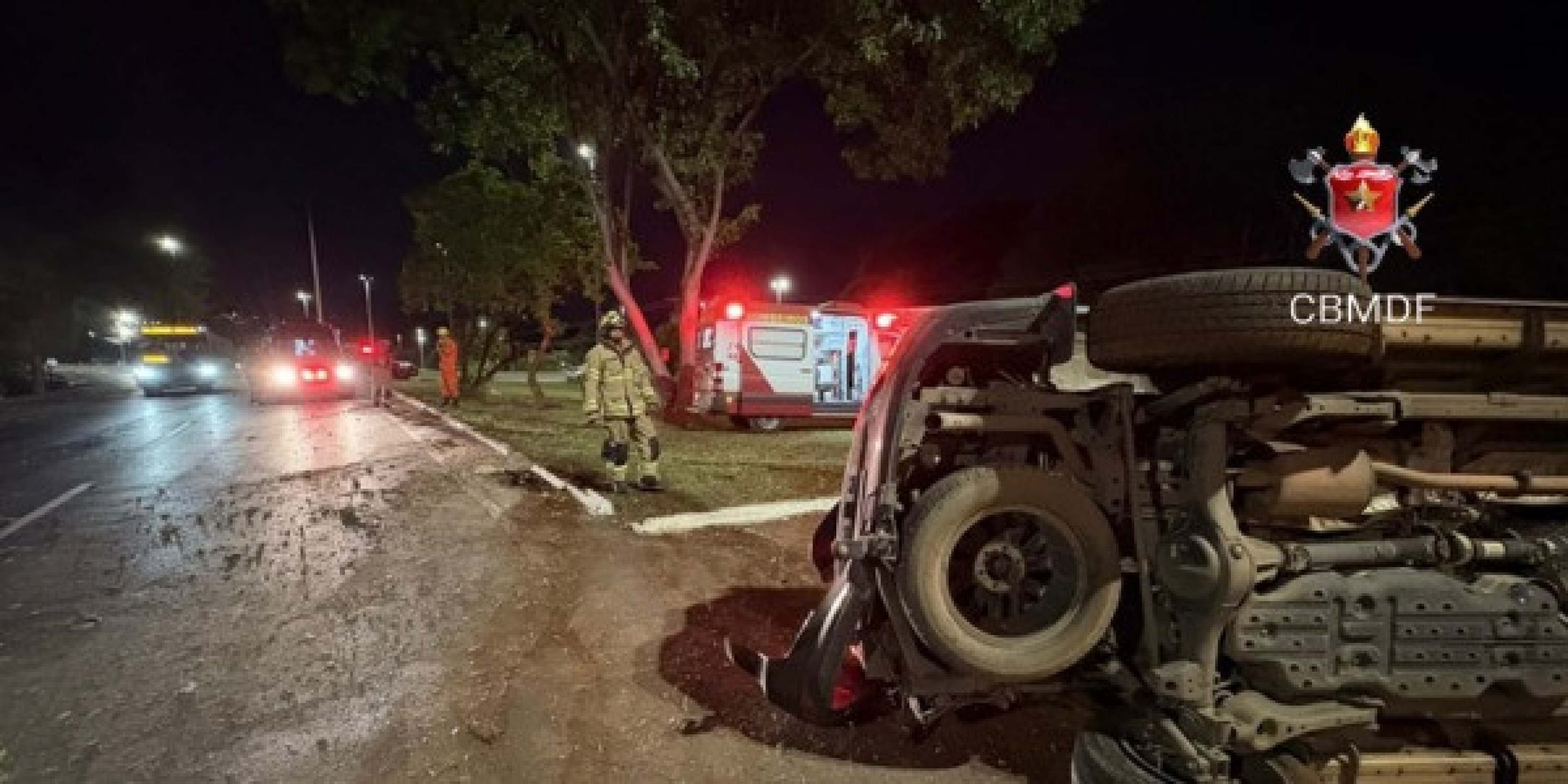 Carro tomba após bater em poste na L2 Sul, neste domingo