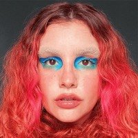 A descoloração, acompanhada de maquiagens coloridas e criativas,' compõe um visual único   -  (crédito: Reprodução/Instagram (@brendaherminia))