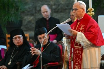O Papa Leão XIV discursa para a multidão durante um encontro com bispos, sacerdotes, pessoas consagradas e trabalhadores pessoais no santuário de Nossa Senhora do Líbano em Harissa, nordeste da capital Beirute, em 1º de dezembro de 2025.  -  (crédito:  Andreas Solaro / AFP)