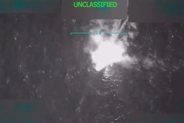 A embarcação explode e pega fogo, depois de ser bombardeada, em 2 de setembro