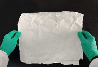 Compósito feito pelos pesquisadores: tem cara de tecido, serve como tecido, mas não é um tecido convencional -  (crédito: ZhengZhou University  ) -Compósito feito pelos pesquisadores: tem cara de tecido, serve como tecido, mas não é um tecido convencional -  (crédito: ZhengZhou University  )