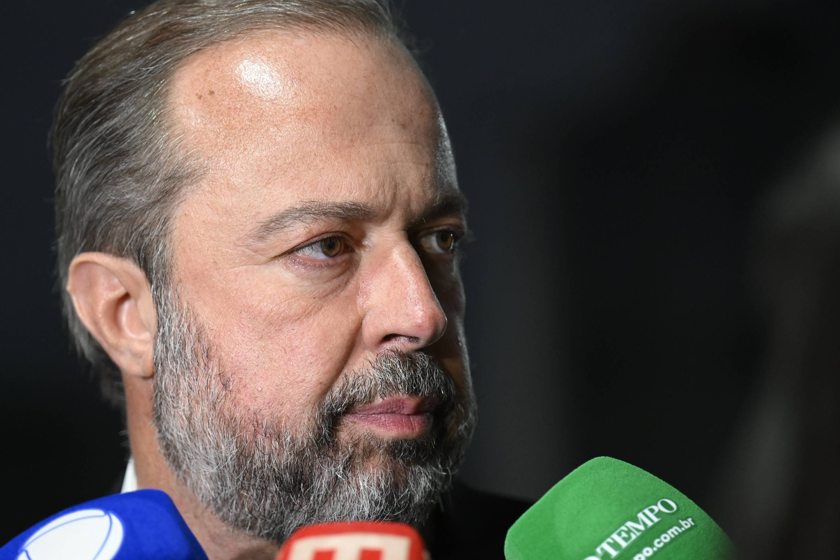 Silveira diz que agentes devem ser tratados como um "caminhão de japonês" - QTU Questões do Universo