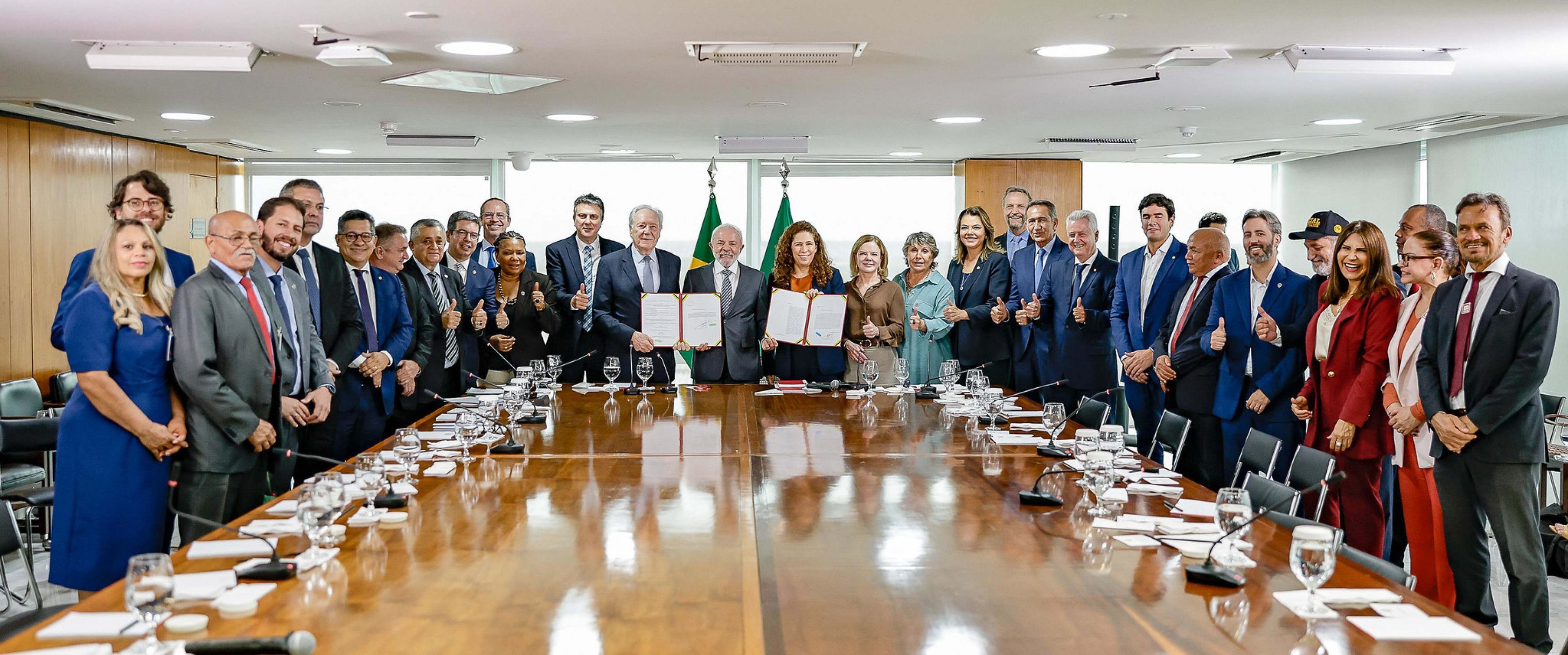 01.12.2025 – Assinatura da MP de Reajuste para Forças de Segurança do DF e do PL de Carreiras do Executivo Federal Presidente da República, Luiz Inácio Lula da Silva, durante a assinatura da Medida Provisória (MP) do reajuste das Forças de Segurança do Distrito Federal (DF) e dos Policiais Militares dos ex-territórios e do Projeto de Lei (PL) de Carreiras do Executivo Federal. Palácio do Planalto – Brasília (DF)       