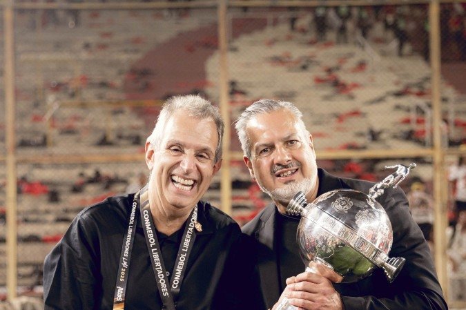 Luiz Eduardo Baptista, o Bap (E) entregou a chave do departamento de futebol ao lusitano José Boto - (crédito: Adriano Fontes/Flamengo) Luiz Eduardo Baptista, o Bap (E) entregou a chave do departamento de futebol ao lusitano José Boto - (crédito: Adriano Fontes/Flamengo)