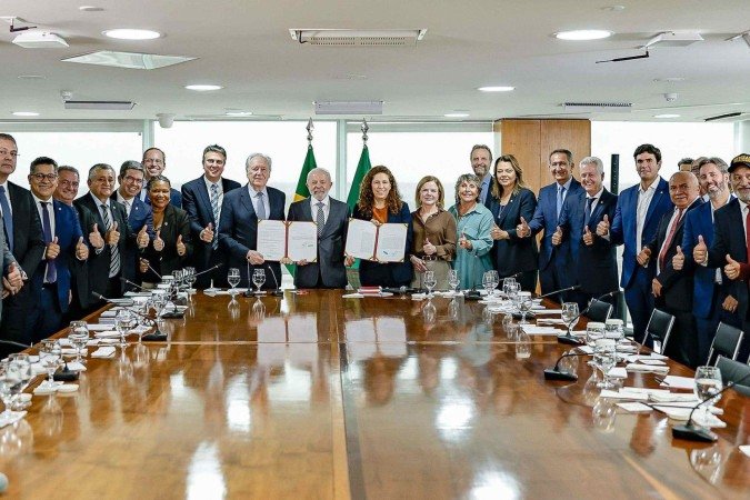 Solenidade de assinatura da MP teve a presença de ministros, entre outras autoridades do Poder Executivo, parlamentares e representantes de entidades que congregam servidores das forças de segurança do DF - (crédito: Ricardo Stuckert / PR) Solenidade de assinatura da MP teve a presença de ministros, entre outras autoridades do Poder Executivo, parlamentares e representantes de entidades que congregam servidores das forças de segurança do DF - (crédito: Ricardo Stuckert / PR)