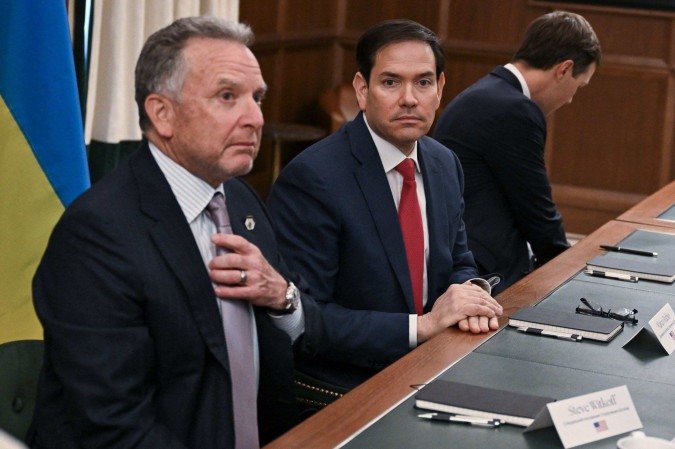 O secretário de Estado dos EUA, Marco Rubio (C), ao lado do enviado especial da Casa Branca, Steve Witkoff (E), e Jared Kushner (D) -  (crédito: CHANDAN KHANNA / AFP)