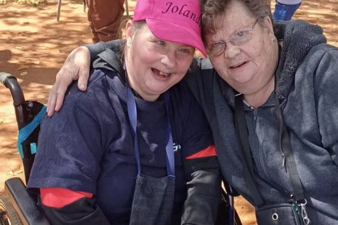 Idosa sul-africana vive entre 100 bonecas e sustenta filha com esse hobby