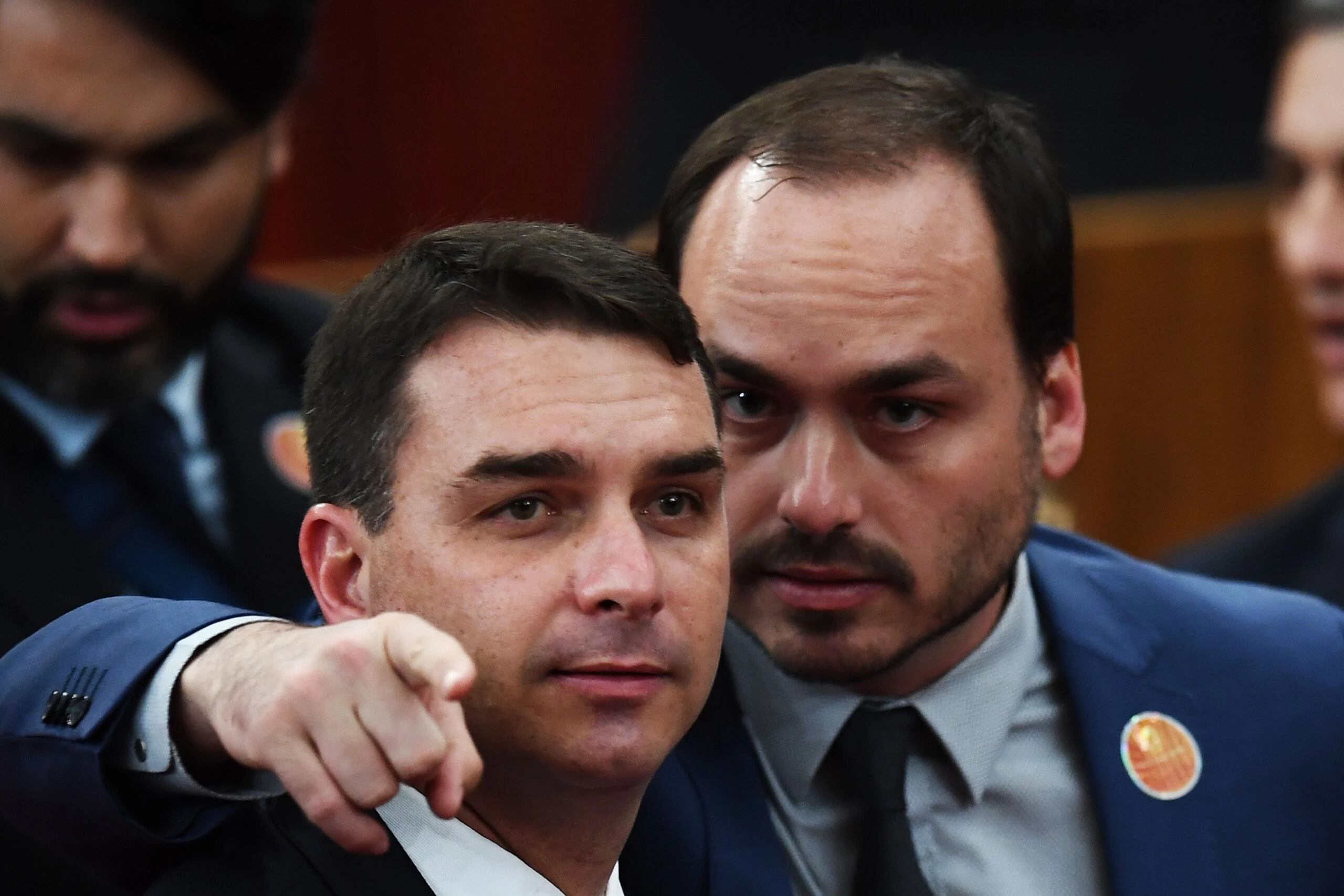 Os irmãos Flávio e Eduardo Bolsonaro -  (crédito: EVARISTO SA / AFP)