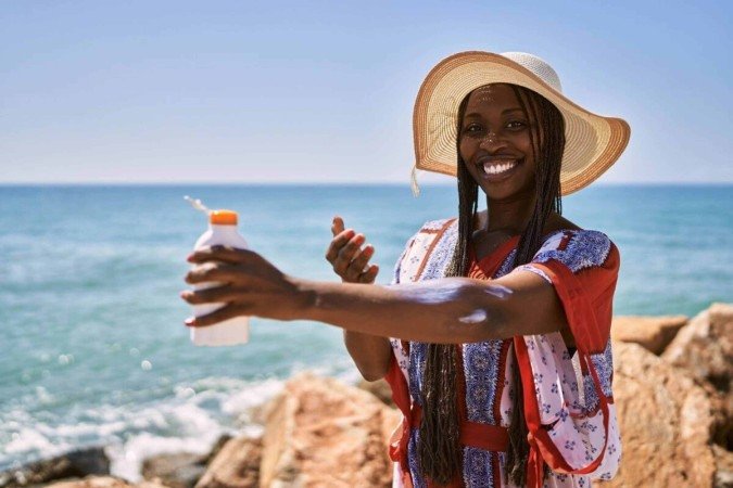 O cuidado com a pele deve ser redobrado no verão (Imagem: Krakenimages.com | Shutterstock) - (crédito: EdiCase) O cuidado com a pele deve ser redobrado no verão (Imagem: Krakenimages.com | Shutterstock) - (crédito: EdiCase)