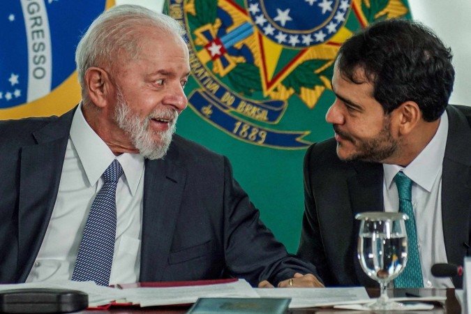 O presidente Lula com Messias: AGU corre contra o tempo para vencer as resistências antes da sabatina no Senado, marcada para o dia 10 - (crédito: Rafa Neddermeyer/Agência Brasil) O presidente Lula com Messias: AGU corre contra o tempo para vencer as resistências antes da sabatina no Senado, marcada para o dia 10 - (crédito: Rafa Neddermeyer/Agência Brasil)