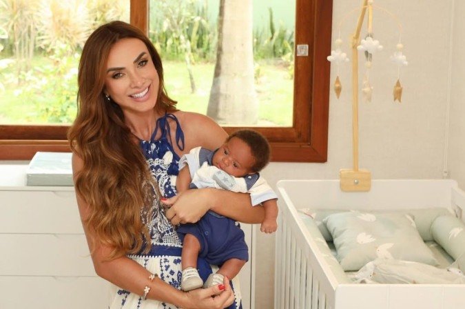 Nicole Bahls constrói quarto para filho de funcionária em casa