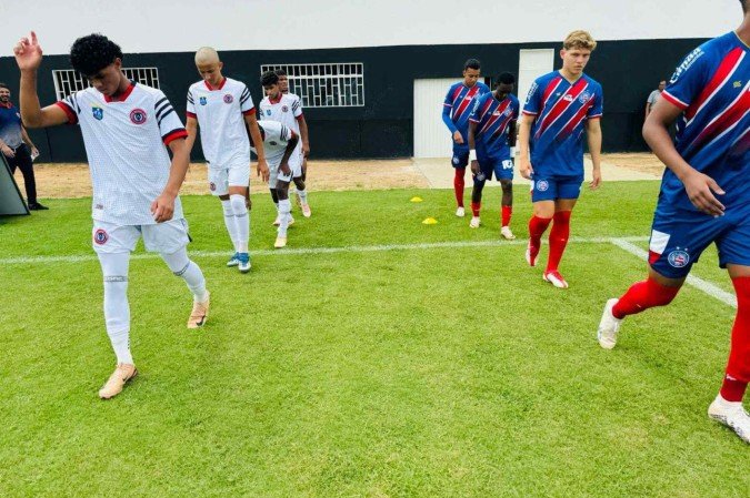 Segundo à direita, Dell, o 