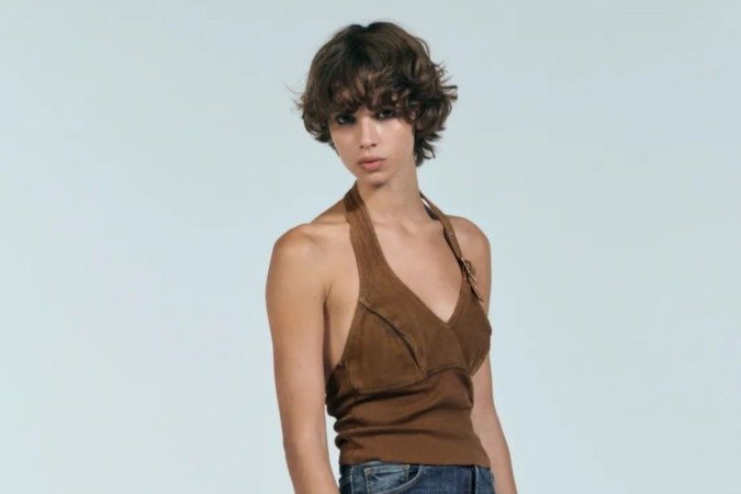 As calças aparecem com lavagens 
mais escuras e menos coladas 