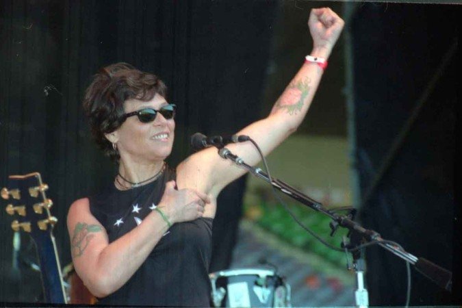 Cássia Eller brinca com a plateia do Pop Rock Brasil, em agosto de 2001, em BH, quatro meses antes de morrer, aos 39 anos - (crédito: Maria Tereza Correia/EM/D.A Press – 13/8/2001) Cássia Eller brinca com a plateia do Pop Rock Brasil, em agosto de 2001, em BH, quatro meses antes de morrer, aos 39 anos - (crédito: Maria Tereza Correia/EM/D.A Press – 13/8/2001)