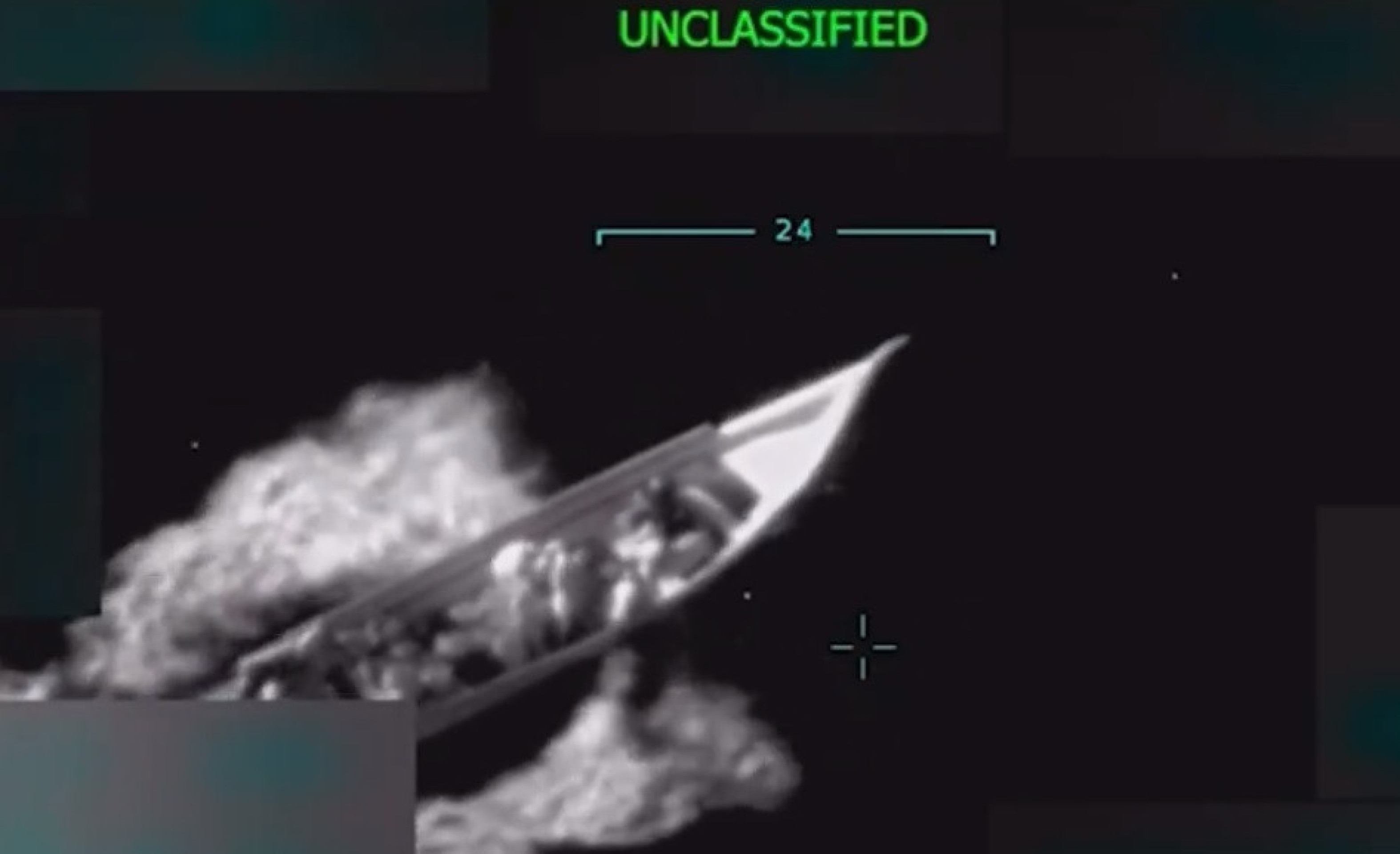 Imagem de vídeo mostra lancha venezuelana supostamente usada pelo narcotráfico sob mira