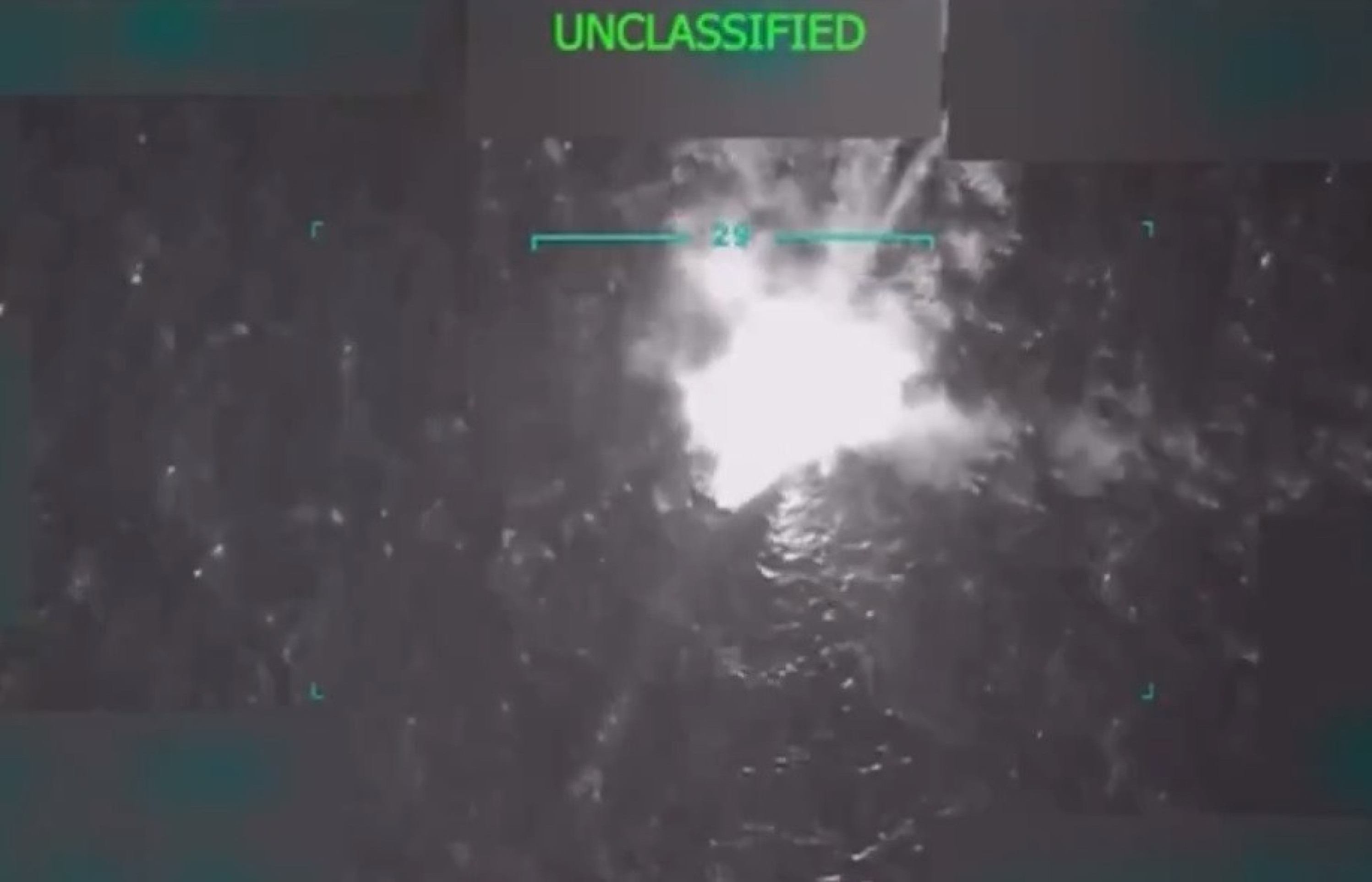 A embarcação explode e pega fogo, depois de ser bombardeada pelos Estados Unidos, no Mar do Caribe