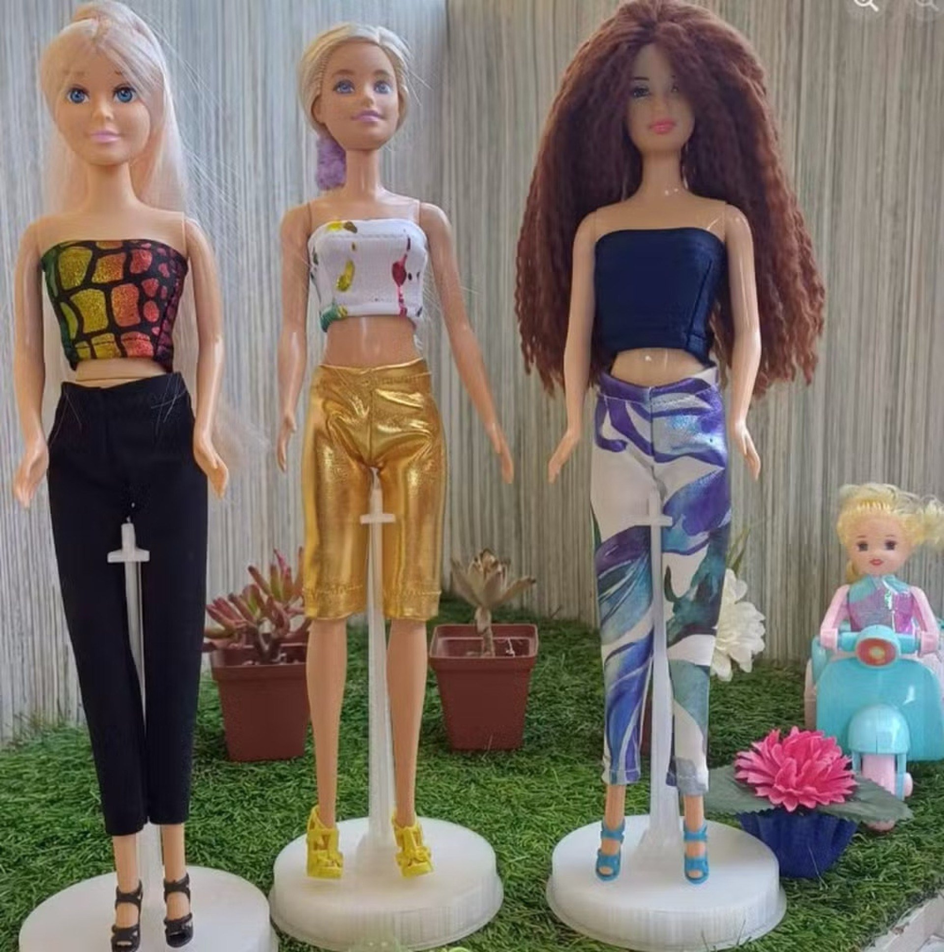 Idosa tem mais de 100 bonecas e se sustenta costurando roupas de brinquedos