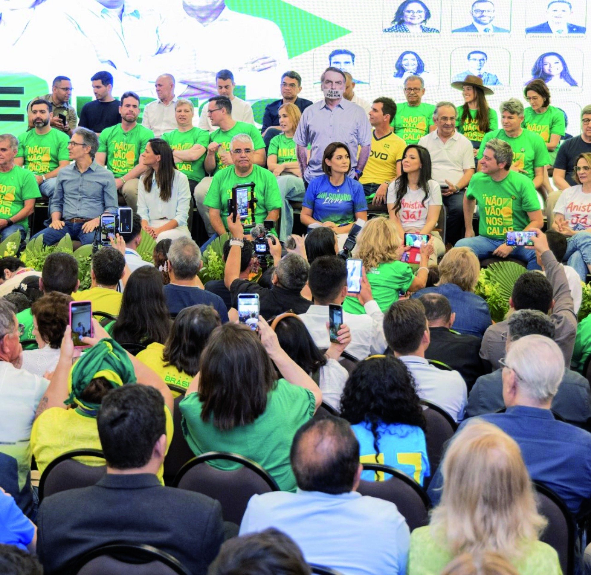 Aproximação do PL com Ciro Gomes racha a família Bolsonaro