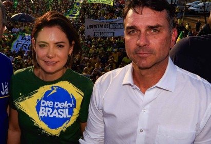 Michelle e Flávio Bolsonaro divergem em relação às articulações do PL no Ceará, mas anunciam entendimento -  (crédito: Wilton Junior/Estadão Conteúdo)