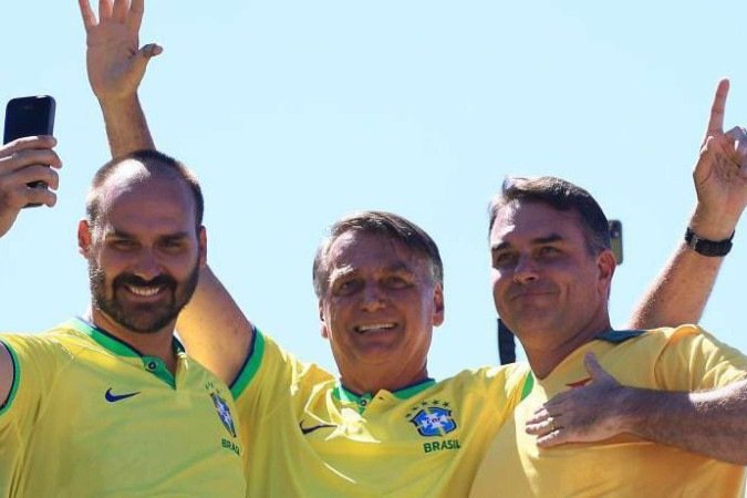 Direita brasileira procura novo líder após clã Bolsonaro 'se autodestruir', diz Financial Times -  (crédito: BBC Geral)