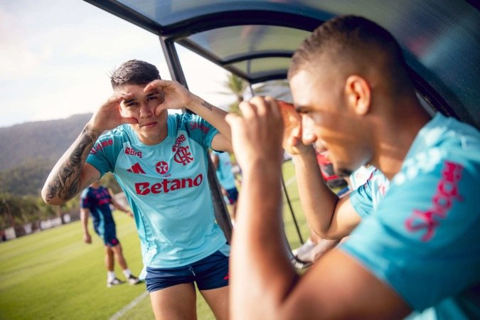 Luiz Araújo e Samuel Lino brincam durante o treino do Flamengo no Ninho do Urubu: ambos estão disponíveis para o duelo de hoje, no Maracanã, com todos os ingressos comercializados
- (crédito: Adriano Fontes/Flamengo) Luiz Araújo e Samuel Lino brincam durante o treino do Flamengo no Ninho do Urubu: ambos estão disponíveis para o duelo de hoje, no Maracanã, com todos os ingressos comercializados
- (crédito: Adriano Fontes/Flamengo)