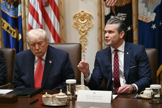 O secretário da Guerra, Pete Hegseth (D), ao lado de Trump: polêmica envolvendo bombardeio a sobreviventes em lancha supostamente do tráfico - (crédito: Andrew Caballero-Reynolds/AFP) O secretário da Guerra, Pete Hegseth (D), ao lado de Trump: polêmica envolvendo bombardeio a sobreviventes em lancha supostamente do tráfico - (crédito: Andrew Caballero-Reynolds/AFP)