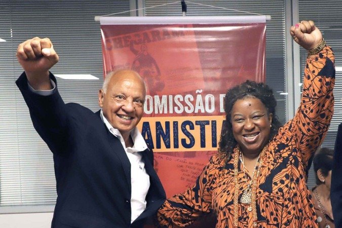 Reinaldo reproduz o punho serrado ao lado da ministra dos Direitos Humanos e Cidadania, Macaé Evaristo - (crédito: Clarice Castro/MDHC) Reinaldo reproduz o punho serrado ao lado da ministra dos Direitos Humanos e Cidadania, Macaé Evaristo - (crédito: Clarice Castro/MDHC)