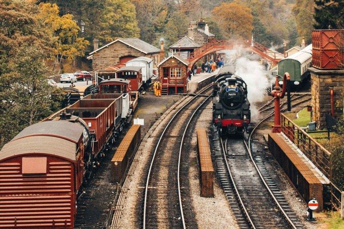  Steam train leaving a train station
     -  (crédito:  Lucy Ellis)