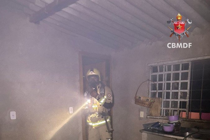 Incêndio atinge residência no Park Way -  (crédito: CBMDF/Divulgação)
