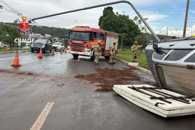Com o impacto da colisão, o carro ficou tombado lateralmente na via, e o semáforo ficou entortado -  (crédito: CBMDF/Divulgação)