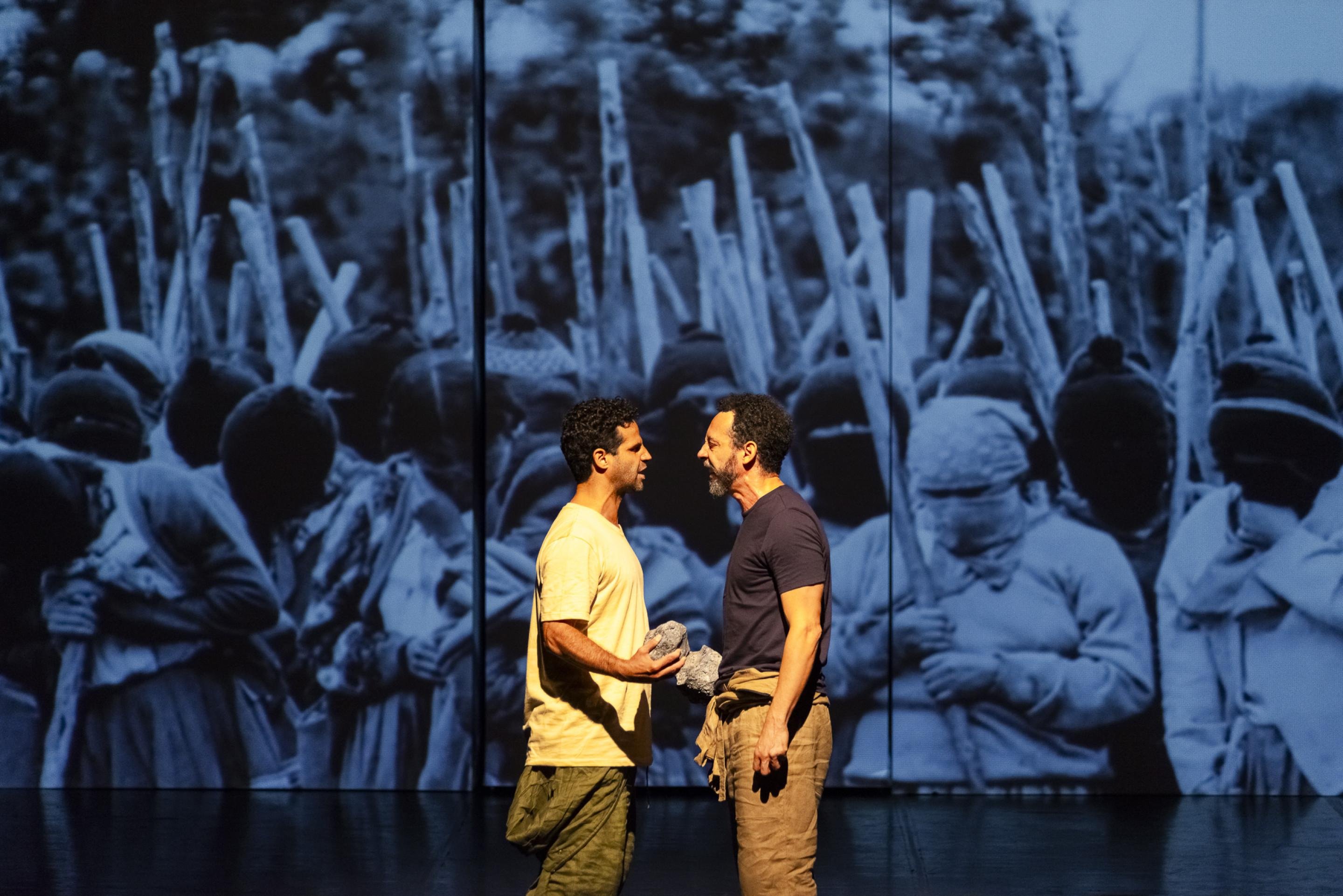 'Caim e Abel — as bestas' reflete sobre masculinidade no palco do Espaço Renato Russo