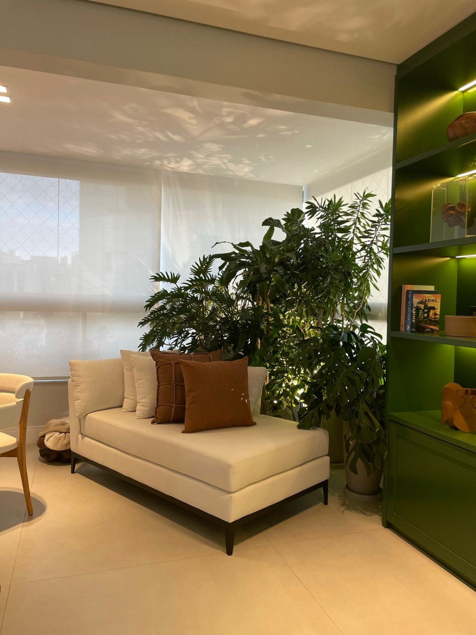 O ideal &eacute; escolher um local para ser o foco das plantas, n&atilde;o espalhar pelo c&ocirc;modo inteiro 