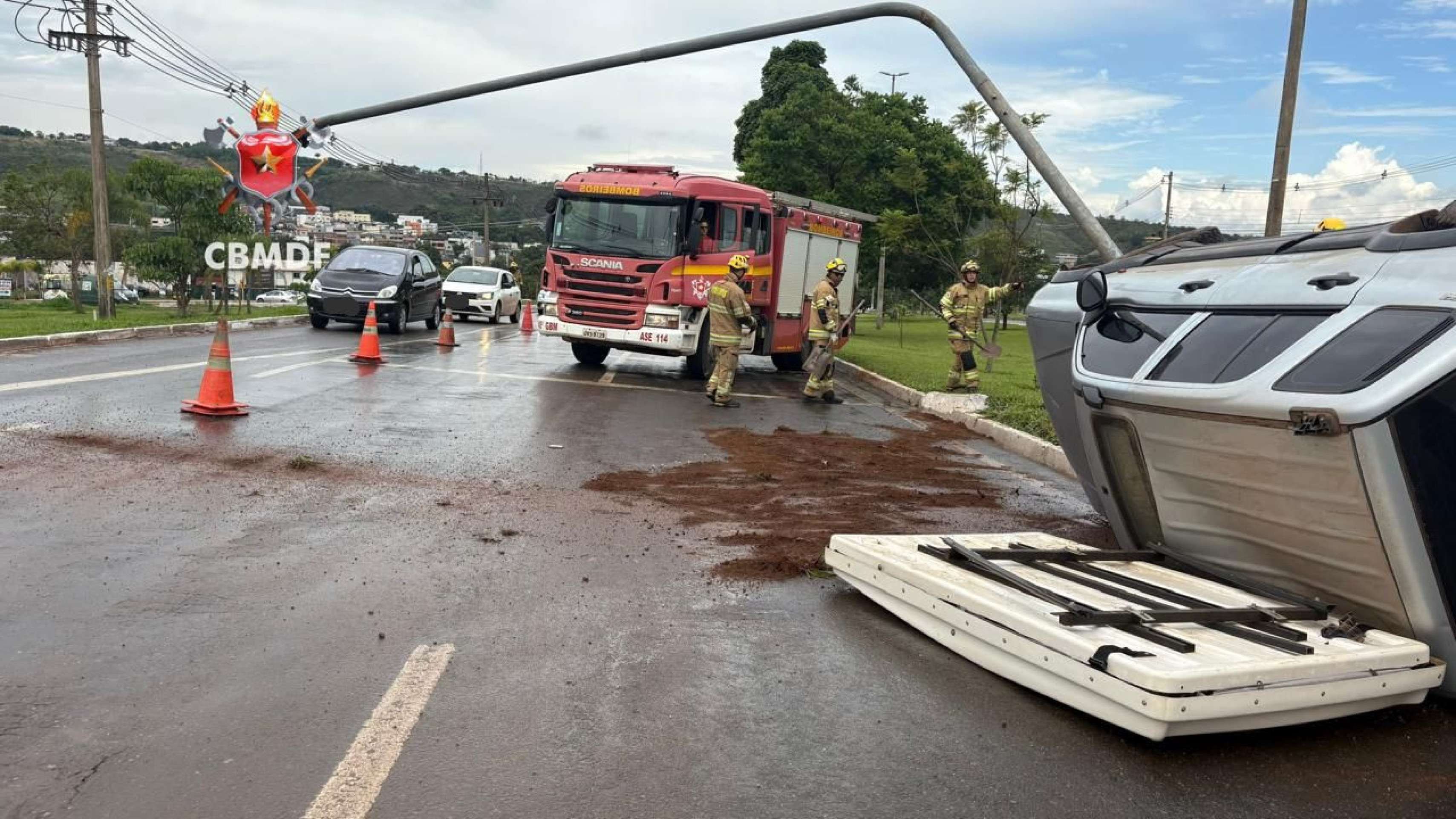 Homem fica ferido após bater carro contra semáforo no Lago Norte