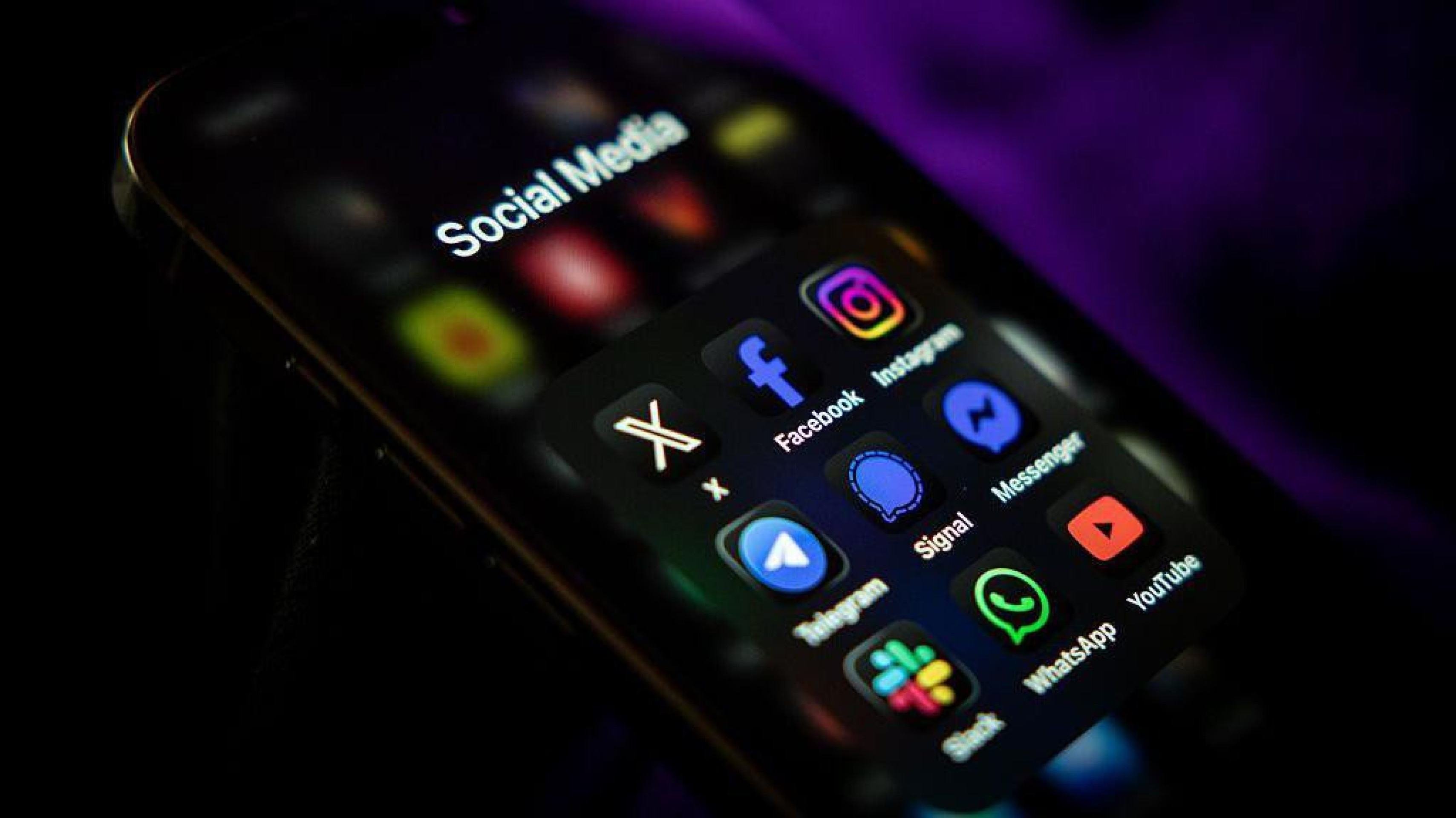 Criadores de conteúdo afirmam que vídeos no TikTok convidando o espectador a visitar canais do YouTube recebem menos visualizações. A plataforma nega qualquer manipulação neste sentido. - (crédito: CFOTO/Future Publishing via Getty Images) Criadores de conteúdo afirmam que vídeos no TikTok convidando o espectador a visitar canais do YouTube recebem menos visualizações. A plataforma nega qualquer manipulação neste sentido. - (crédito: CFOTO/Future Publishing via Getty Images)