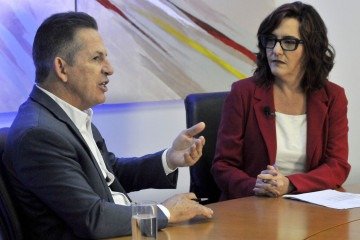 O governador do Mato Grosso, Mauro Mendes (União), em conversa com a jornalista Adriana Bernardes -  (crédito:  Marcelo Ferreira/CB/D.A Press)