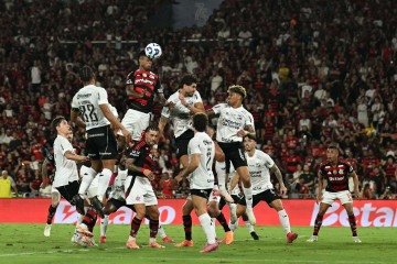 Flamengo's forward #27 Bruno Henrique heads the ball during the Brasileirao Serie A football match between Flamengo and Ceara at Maracana Stadium in Rio de Janeiro, Brazil, on December 3, 2025. (Photo by Mauro PIMENTEL / AFP)
- (crédito: Mauro PimenteL/AFP) Flamengo's forward #27 Bruno Henrique heads the ball during the Brasileirao Serie A football match between Flamengo and Ceara at Maracana Stadium in Rio de Janeiro, Brazil, on December 3, 2025. (Photo by Mauro PIMENTEL / AFP)
- (crédito: Mauro PimenteL/AFP)