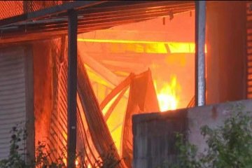 Bombeiros combatem incêndio que atinge Ceasa, em Irajá - (crédito: Reprodução/Redes sociais) Bombeiros combatem incêndio que atinge Ceasa, em Irajá - (crédito: Reprodução/Redes sociais)